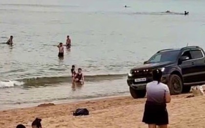 Khởi tố tài xế xe bán tải phóng ào ào, bóp còi inh ỏi trên bãi biển Tuy Hòa