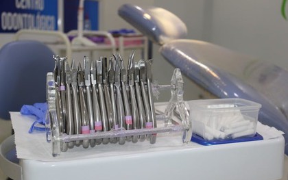 Bác sỹ già mắt kém nhổ răng khôn cho cô gái khâu nhầm lưỡi vào nướu