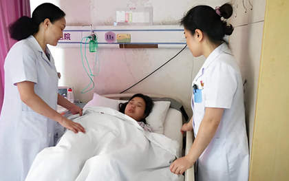 Cô gái bị viêm dạ dày ruột cấp tính, nhập viện 3 ngày vì uống 1 cốc cà phê đá