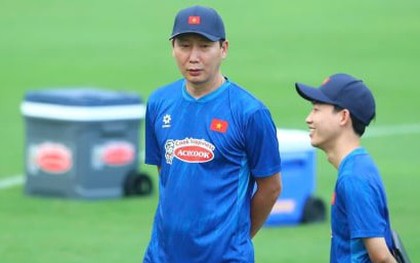 HLV Kim Sang-sik tiếc Công Phượng, khen ngôi sao Việt kiều