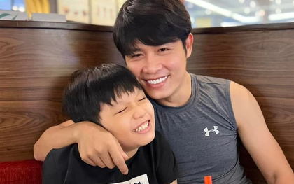 Thấy con trai mới gia nhập "khối nghỉ hè" có vẻ rảnh rỗi, nhạc sĩ Nguyễn Văn Chung vui vẻ "gợi ý" một việc khiến cậu bé hoảng hốt