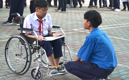 Điều chưa kể về thí sinh ngồi xe lăn, đeo máy đo đường huyết đặc biệt nhất kỳ thi vào lớp 10 tại TP.HCM năm nay