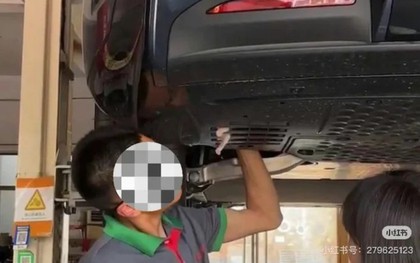 Thấy bàn chân lạ thò ra từ gầm xe ô tô, cô gái hoảng sợ tìm người giúp và nhận về cái kết bất ngờ