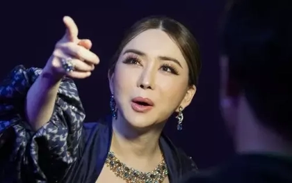 Tỷ phú chuyển giới Hoa hậu Hoàn vũ từ chức