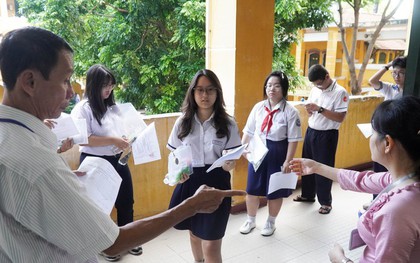 Thi tuyển sinh lớp 10: Một giám thị gặp sự cố, phải đi cấp cứu