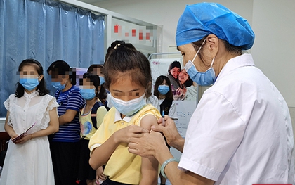 Mẹ từng mắc ung thư cổ tử cung, con gái có cần tiêm vắc xin HPV sớm hơn bình thường?