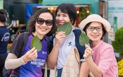 “Độc lạ” phiên chợ trên núi Bà Đen, khách tấp nập mua hàng bằng lá bồ đề