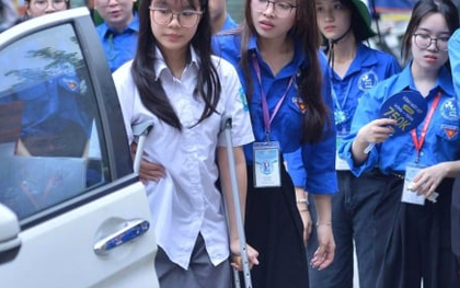 Nữ sinh nén đau chống nạng đi thi, bật khóc vì làm bài không như ý