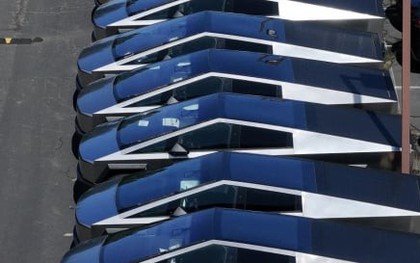 Elon Musk "khẩu chiến" với ông Trump, Tesla khó bán xe