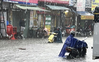 Ảnh: Mưa lớn khiến đường phố Hà Nội ngập sâu ngày cuối tuần, hàng loạt phương tiện chết máy