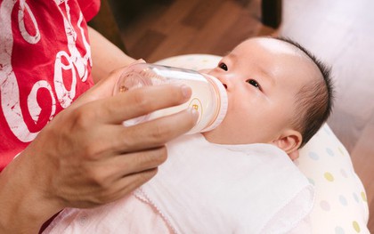 Từ bình sữa đến đồ chơi, trẻ em đang tiếp xúc với triệu vi nhựa gây tổn thương ruột, đầu độc thần kinh?