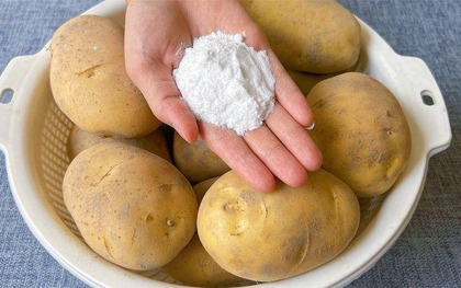 Rắc một nắm bột trắng lên khoai tây, để cả tháng cũng không thối hay mọc mầm!