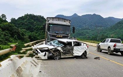 Tông nhau trên cầu, xe tải văng xuống vực, tài xế ô tô con tử vong, 5 người khác bị thương