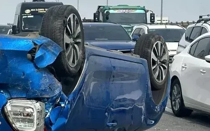 Hà Nội: Ô tô lật ngửa sau va chạm trên đường vành đai 2 trên cao