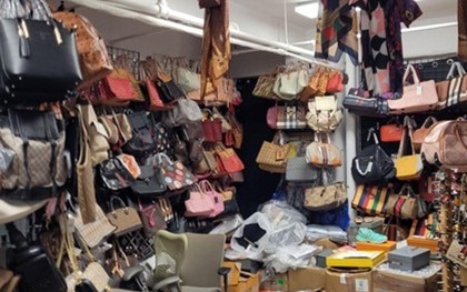 Đột kích kho hàng chứa toàn Louis Vuitton, Gucci, Chanel... "fake" chất thành đống, cảnh sát phanh phui vụ án hàng giả trị giá tới 26.000 tỷ đồng