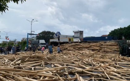 Xe đầu kéo lật trên QL1 ở Đắk Lắk, 3 người thương vong