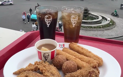 Khách Trung hết lời khen hàng KFC view "độc nhất vô nhị" ở Hà Nội, ai ngờ lại có chi tiết dở khóc dở cười