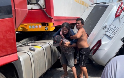 Kinh hãi xe container  “kẹp” ô tô con trên Quốc lộ 1