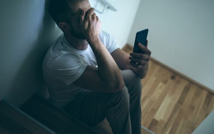 Đang lướt mạng, người đàn ông 30 tuổi bất ngờ phát hiện vợ mình có chồng mới