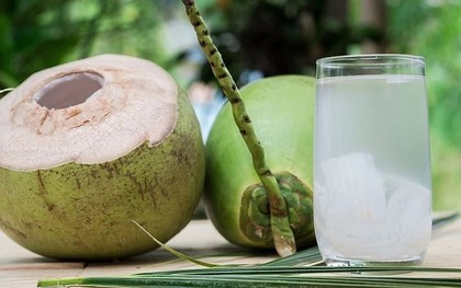 Có nên uống nhiều nước dừa giải khát mùa nắng nóng?