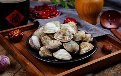 Rửa ngao dùng nước muối hay dầu ăn cũng không sạch, ngư dân chỉ 1 mẹo khiến ngao nhả sạch bùn cát