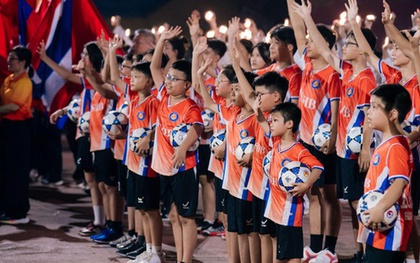 Từ những người không đứng giữa sân khấu: Câu chuyện phía sau đêm khai mạc giải bóng đá rực rỡ