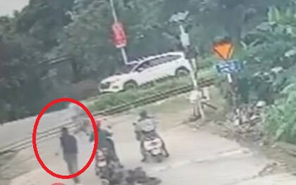 Bé trai tiến sát đường ray tàu hỏa, người đàn ông vứt xe lao tới cứu: Danh tính người hùng bí ẩn