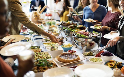 Chi 150.000 đồng mua suất buffet, người phụ nữ bị chủ nhà hàng mắng thậm tệ: “Bỏ tiền ít mà ăn tận 10 món là quá nhiều”