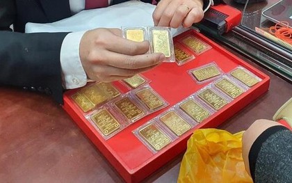 Giá vàng liên tục tăng, nhà đầu tư nên mua vào hay bán ra?