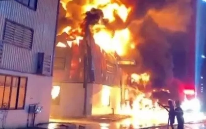 Hải Phòng: Cứu 4 người mắc kẹt trong vụ hỏa hoạn, dập lửa cháy kho xưởng 900m2