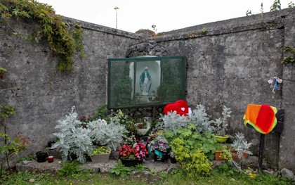 796 em bé bị bỏ rơi trong bể phốt ở Ireland suốt 80 năm trời: Bí mật đau thương đã bị chôn vùi như thế nào?