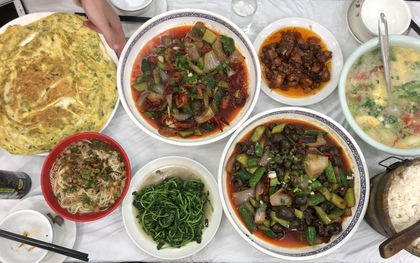 Đi ăn cơm bình dân ở Trung Quốc, khách Việt "ngớ người" khi thấy một thứ phủ trên bàn: "Không ngờ họ lắm chiêu đến vậy"