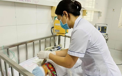 Bé sơ sinh ở Cao Bằng nguy kịch sau ca đẻ rơi: Gia đình tự cắt rốn buộc chỉ thô, dùng dao lam rạch da 'giải bệnh'
