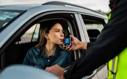 Khách đi máy bay bị kiểm tra nồng độ cồn