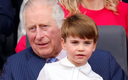 Tài năng ít ai ngờ của Vua Charles khiến Hoàng tử George và Công chúa Charlotte "mê tít"