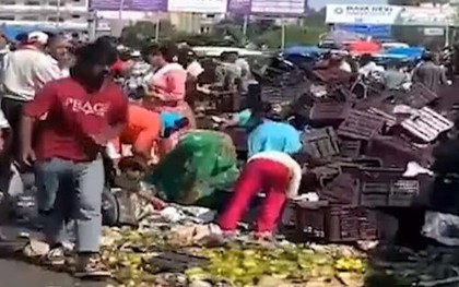 Xe tải chở xoài bị lật, người dân đổ xô "hôi của"