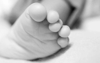 Người phụ nữ uống rượu say, đè con trai 2 tháng tuổi tử vong