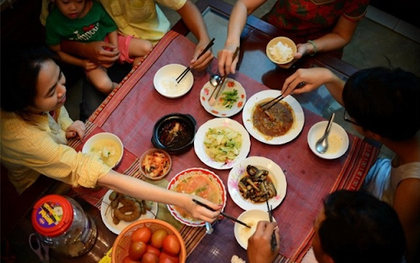 Khi được mời ăn cơm, người thường từ chối “tôi ăn rồi”, người EQ cao nói khéo theo 4 cách này để không xem là khách sáo