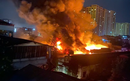 Người dân bàng hoàng kể lại vụ cháy ngùn ngụt trong đêm ở Hà Nội: “Ngọn lửa nhanh chóng cháy lan, một vài người cố gắng dập lửa nhưng không được”