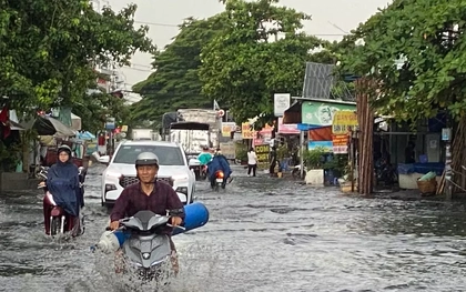 Mưa trắng trời, nhiều tuyến đường ở TPHCM ngập úng giữa trưa