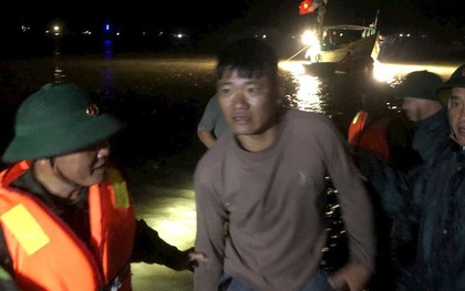 Tàu du lịch chở 34 người bị chìm khi đang câu mực ở Hà Tĩnh