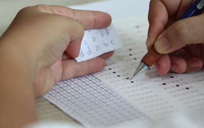 Gian lận trong kỳ thi đại học: Giám thị thu 1,2 tỷ đồng, cầm đầu đường dây thi hộ, lôi kéo 3 sinh viên tìm cách sửa bài thi