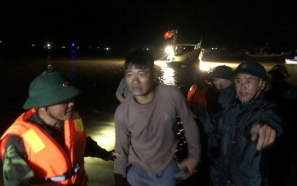 34 người trên tàu du lịch bị lốc đánh chìm ở biển Hà Tĩnh được cứu thế nào?