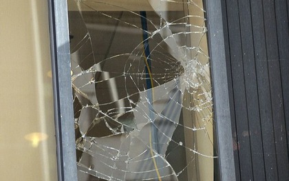 4 cách bảo vệ cửa kính trước bão WIPHA: Cách 1 phải nhớ, làm ngay khi thấy gió!