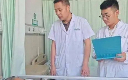 Ngồi lên tảng đá giữa trời nóng 38 độ C, bà lão bị bỏng nặng, phải ghép da
