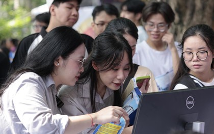 Thí sinh lúng túng đăng kí nguyện vọng xét tuyển đại học