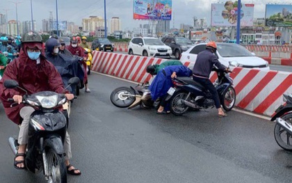 Chỉ vài phút, hàng chục người té ngã trên cầu Sài Gòn