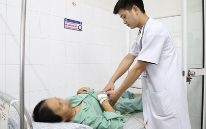 Điều trị bệnh nhân tắc ống mật vì sỏi, bác sĩ phát hiện thêm con giun dài 15cm "quằn quại" bên trong