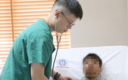 Bé trai 12 tuổi lồng ngực nhô cao như ‘ức gà’