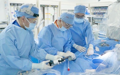 Lần đầu tiên tại Việt Nam: Một bệnh viện ứng dụng công nghệ phá vôi lòng mạch bằng sóng xung siêu âm